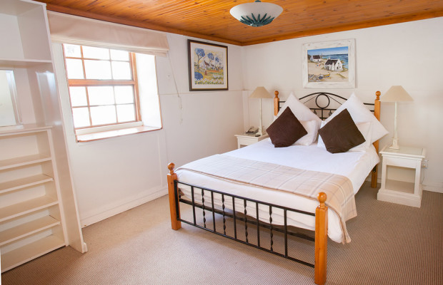 Poolside-Apartment-2